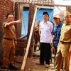 Bupati Kuningan saat meninjau pembangunan rutilahu di Kecamatan Ciniru.
